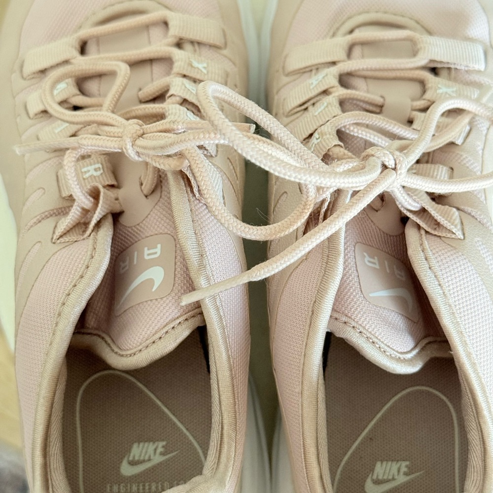 Nike Air Max Axis Sneakers Women’s Size 8 Pink Running Shoes Athletic Casual - Picture 6 of 7